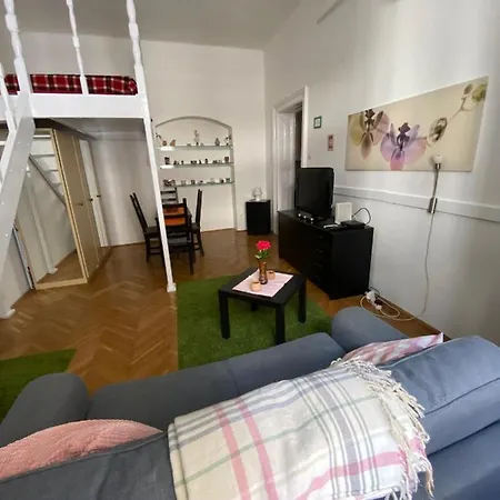 Cozy Studio Flat In The Heart Of Διαμέρισμα